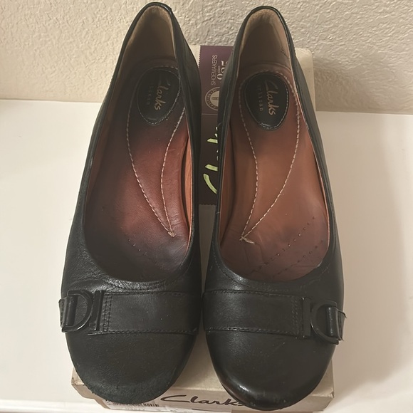 Women’s Clark’s black slip on shoes, size 9. - Picture 2 of 11